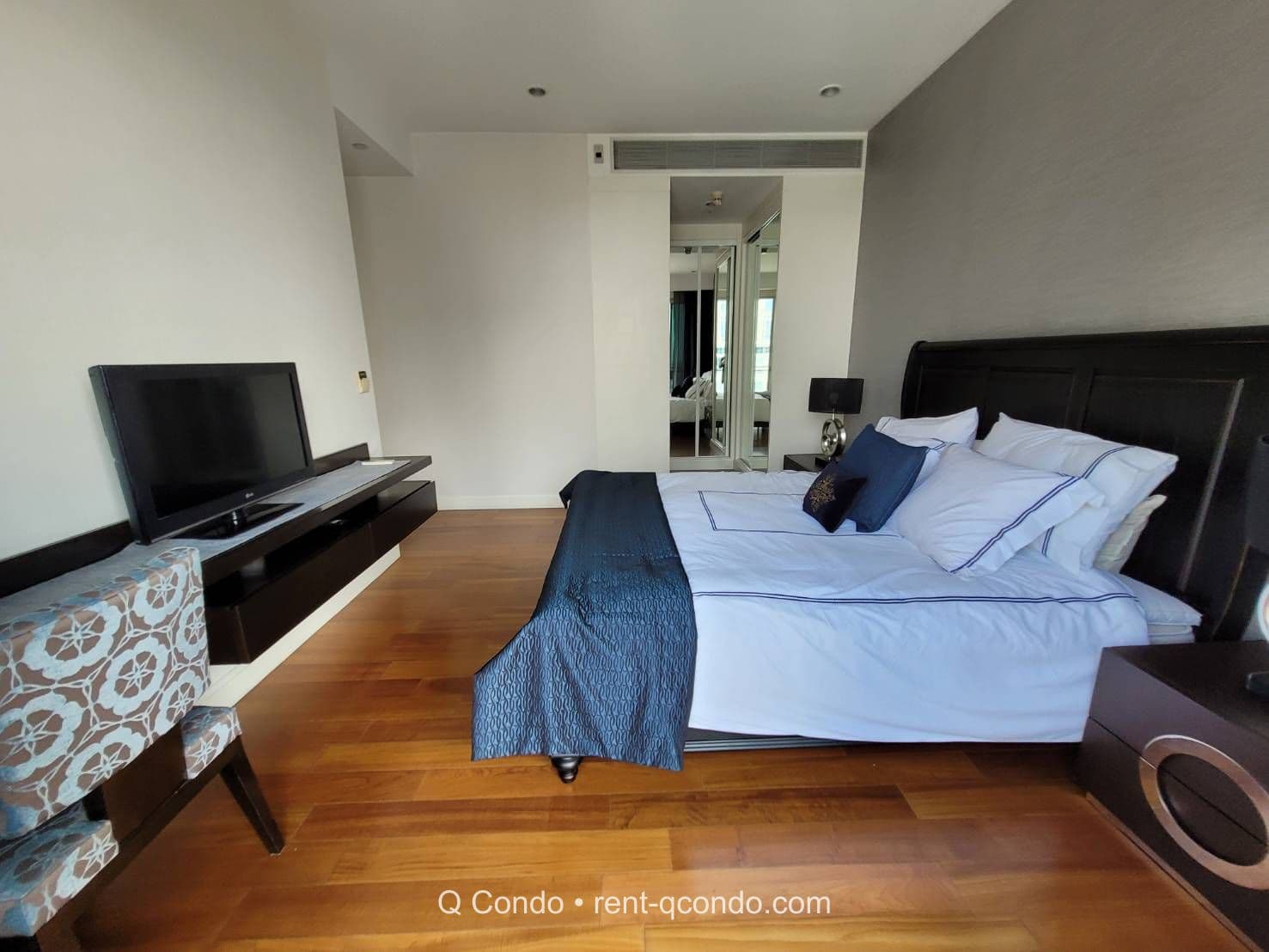 8842 – 138_living_room.jpg