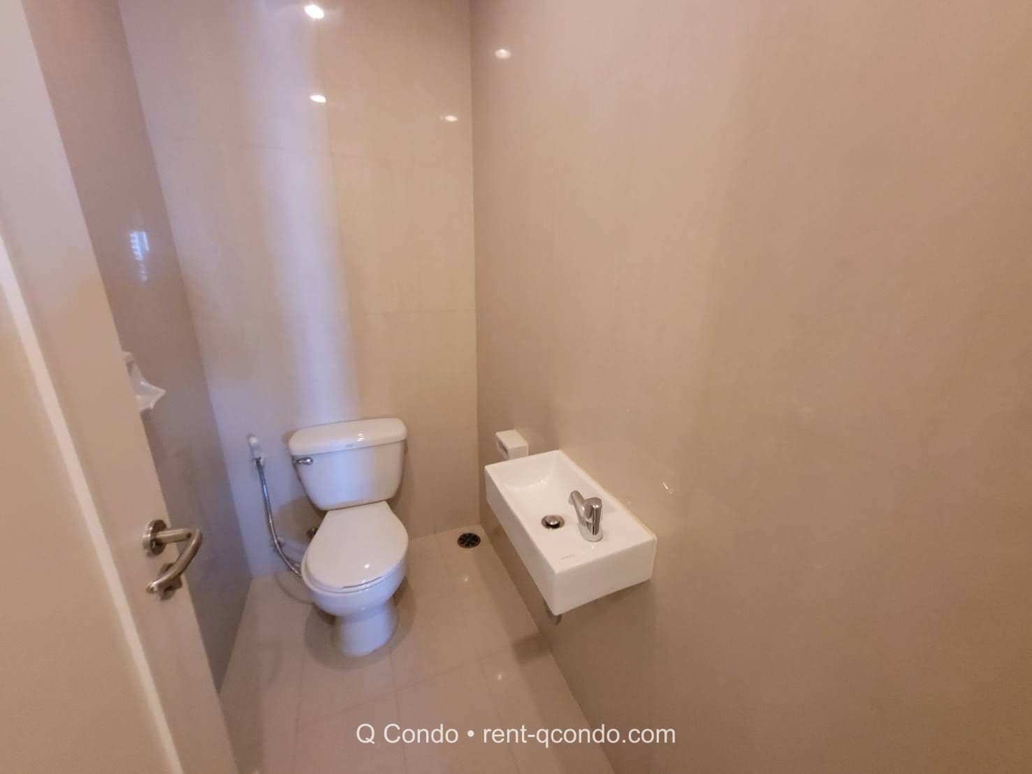 8842 – 302_bathroom.jpg